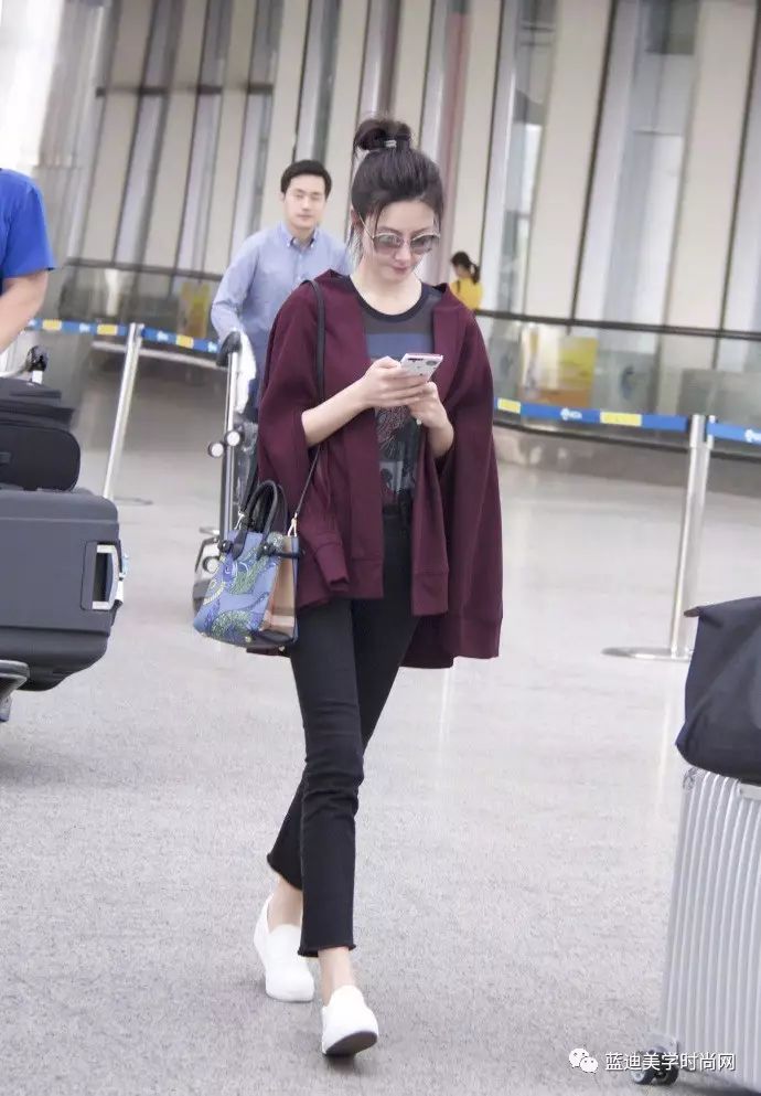 关晓彤沈梦辰合作舞台花絮,明星私服沈梦辰