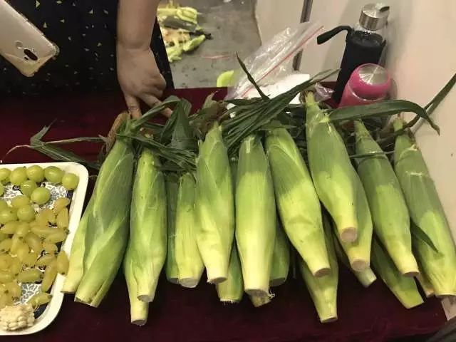 无锡吃货快去！2000多种商品，*疆新**红枣、台湾凤梨酥、阳山糯米饼分分钟抢空……看完只想立刻冲去现场！