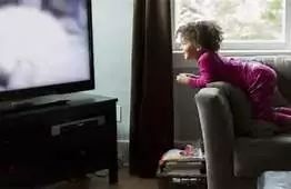 如何引导孩子好的看电视习惯 (什么方法让孩子不再着迷看电视)