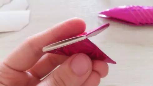 黄纸手工折纸菠萝元宝,中秋节元宝折纸的教程简单又漂亮