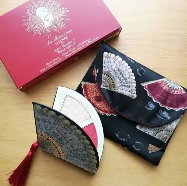 腮红金震惊了手机界？美妆界老司机们却早就开始在圣诞限定上作妖了~