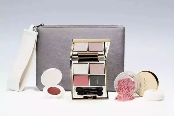 腮红金震惊了手机界？美妆界老司机们却早就开始在圣诞限定上作妖了~