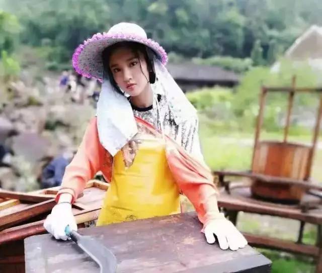 当倪妮赵丽颖同框,赵丽颖倪妮穿背带裤