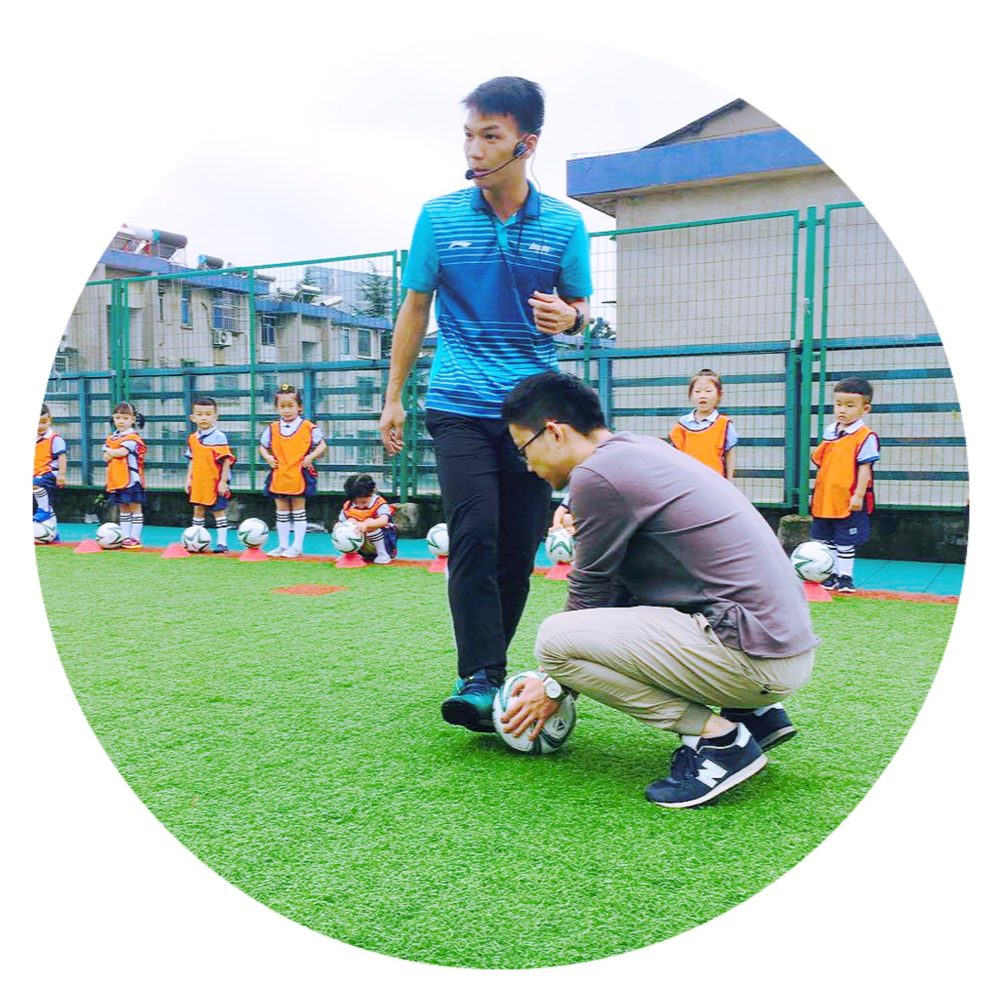 足球从幼儿抓起铜陵市人民幼儿园萌娃学足球兴趣高