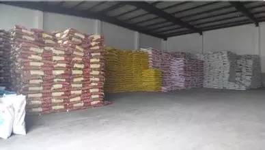 肥料结块直接扔地对菜有效果吗,肥料结块是起反应吗