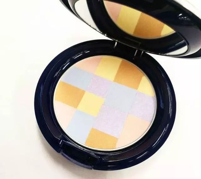 腮红金震惊了手机界？美妆界老司机们却早就开始在圣诞限定上作妖了~