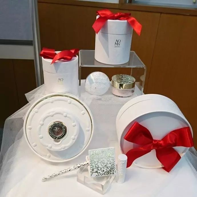 腮红金震惊了手机界？美妆界老司机们却早就开始在圣诞限定上作妖了~