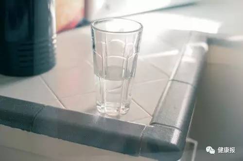 感冒后多喝水不舒服,为什么感冒多喝水喉咙还是不舒服