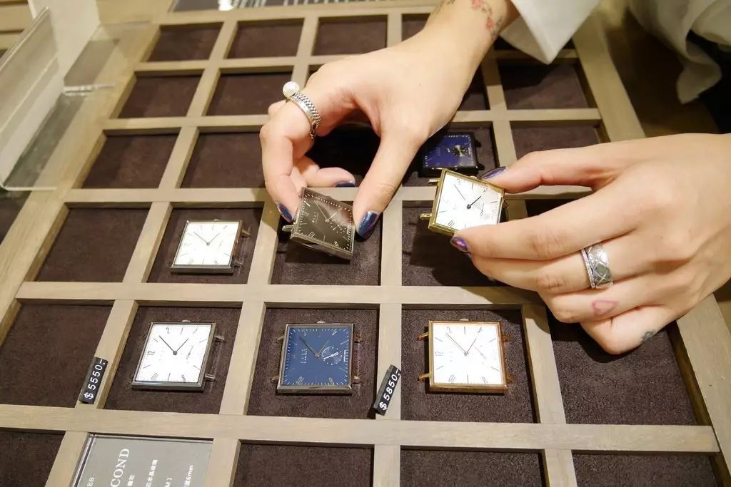 秀恩爱怎么能没有「情侣表」呢？从小众到大牌一次性安利给你