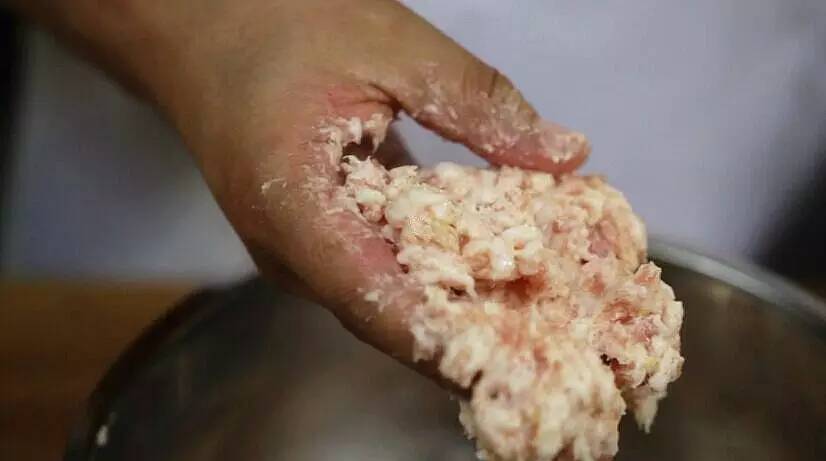 为什么自制狮子头肉不紧实,狮子头怎么做才能滑嫩不散不油炸