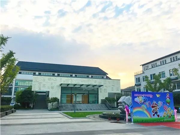 这所小学不仅拥有无敌湖景,还有一个滨江历史博物馆