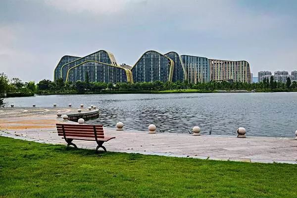 这所小学不仅拥有无敌湖景,还有一个滨江历史博物馆