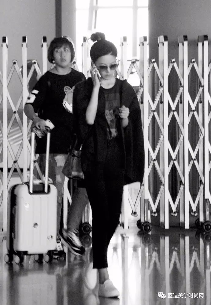 关晓彤沈梦辰合作舞台花絮,明星私服沈梦辰