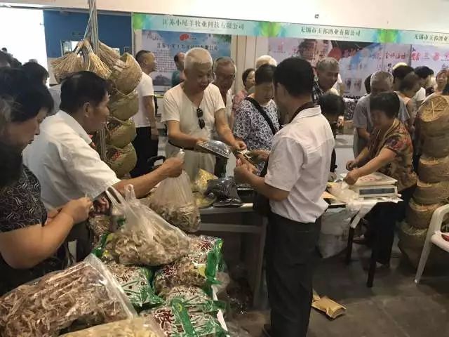 无锡吃货快去！2000多种商品，*疆新**红枣、台湾凤梨酥、阳山糯米饼分分钟抢空……看完只想立刻冲去现场！