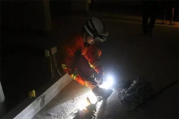 晋江:把1岁和8岁娃留家中,回来发现门被反锁,妈妈吓哭……消防从24层爬窗而入,看到……