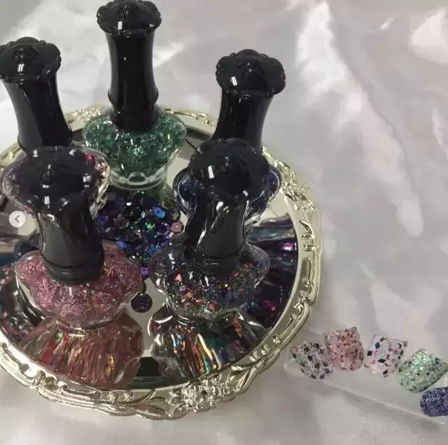 腮红金震惊了手机界？美妆界老司机们却早就开始在圣诞限定上作妖了~