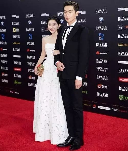 「娱乐圈原创点评」在某场公益活动里，几乎半个娱乐圈情侣家属的明星都出来虐狗了……为什么这么虐赵丽颖，单身汪招惹谁了～