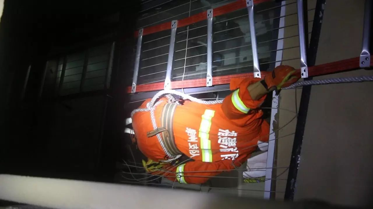 晋江:把1岁和8岁娃留家中,回来发现门被反锁,妈妈吓哭……消防从24层爬窗而入,看到……