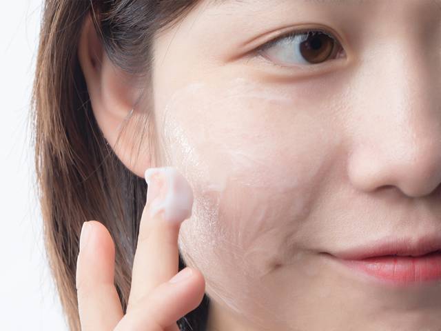 抹上这个眼霜，立刻感觉眼部皮肤被拉平、提亮了！