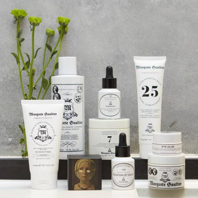 抹上这个眼霜，立刻感觉眼部皮肤被拉平、提亮了！