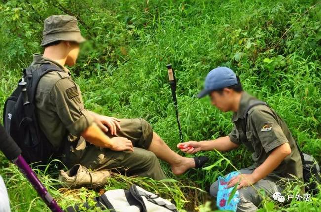 脚踝扭伤怎么处理小视频,野外扭伤脚踝现场急救方法