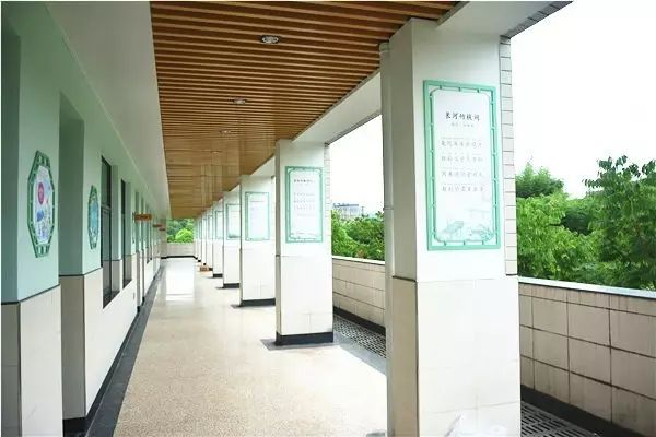 这所小学不仅拥有无敌湖景,还有一个滨江历史博物馆