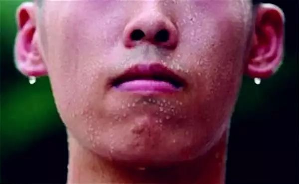 没经历过磨难不足以谈人生,没经历过军训的人