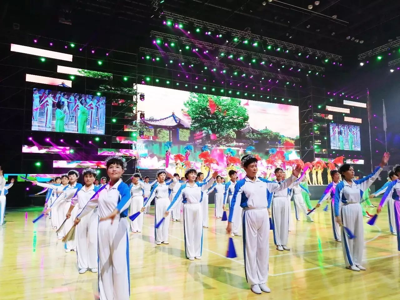 新静安第一届运动会开幕式,静安新体育中心活动看台