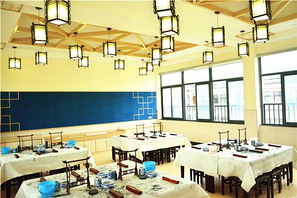 这所小学不仅拥有无敌湖景,还有一个滨江历史博物馆