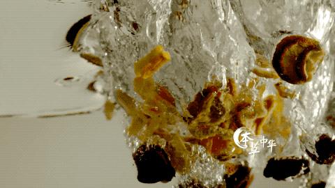 为了看这部豆瓣8.9的纪录片，我去商场买了一台4K电视