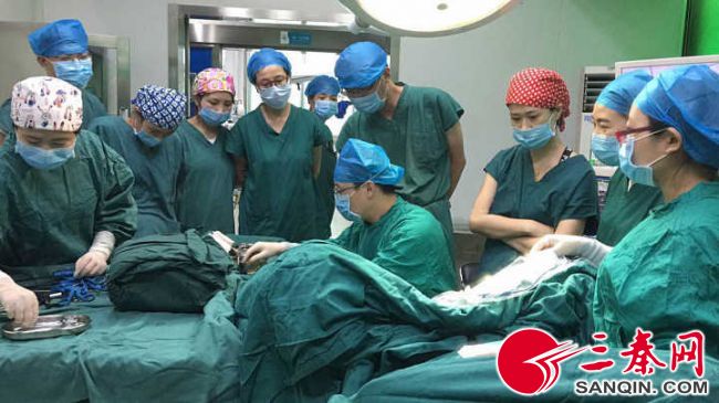 小费经过痛苦考虑后决定做“女人”