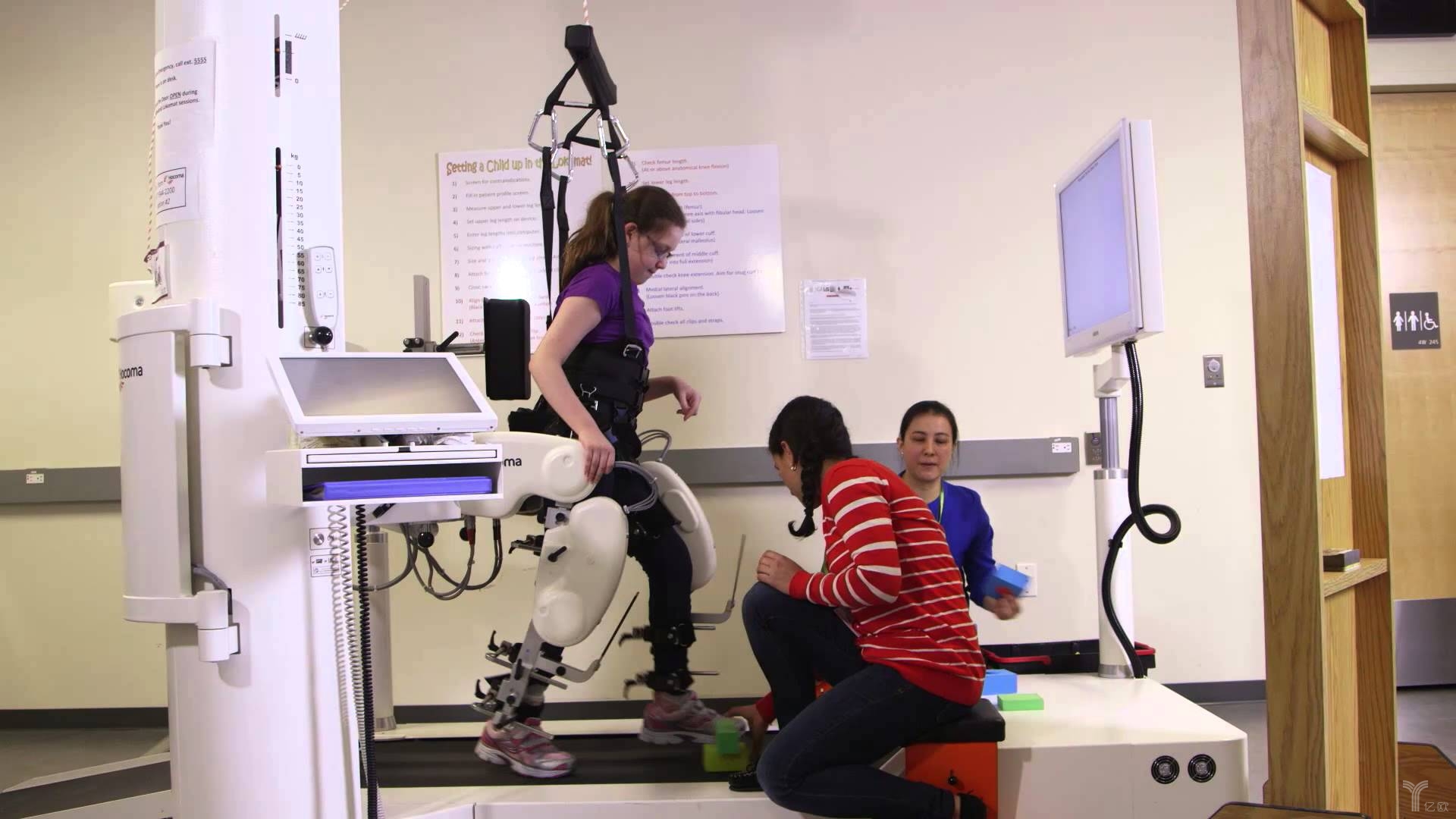 机器人外骨骼矫正脑瘫儿童“屈膝步态”，助其直立行走