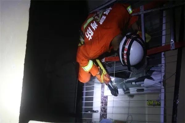 晋江：把1岁和8岁娃留家中，回来发现门被反锁，妈妈吓哭……消防从24层爬窗而入，看到……