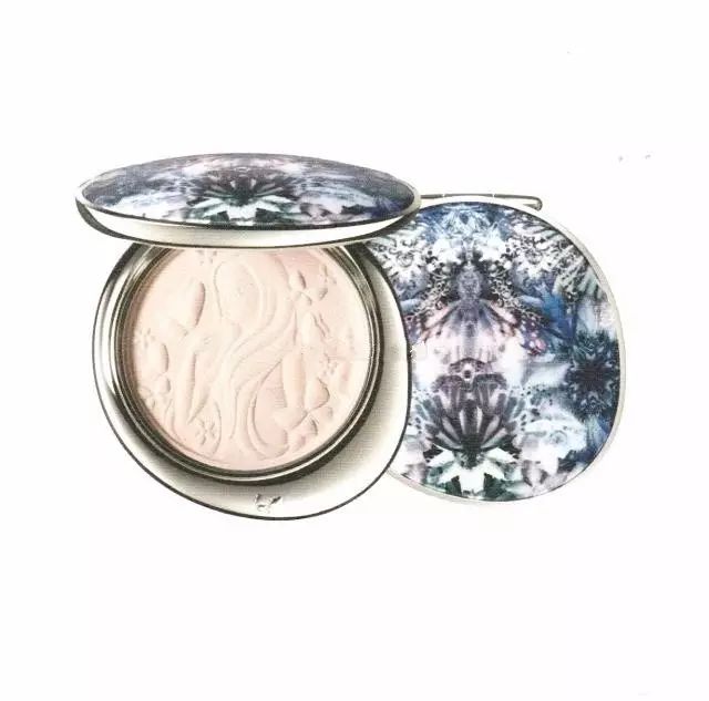 腮红金震惊了手机界？美妆界老司机们却早就开始在圣诞限定上作妖了~