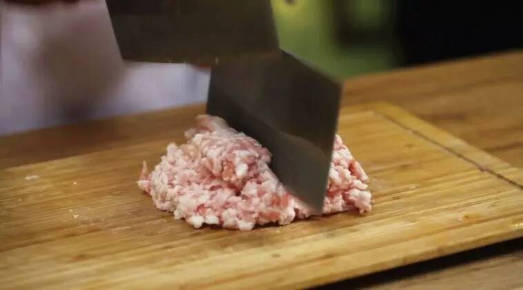 为什么自制狮子头肉不紧实,狮子头怎么做才能滑嫩不散不油炸