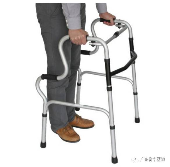 「医养结合居家康护」中风后行走不便？手杖、助行器、轮椅三个帮手来助力！