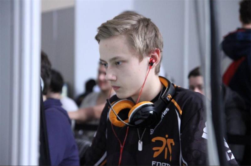 欧洲微笑17把就钻一血虐国服，是LOL凉了还是国服太菜？