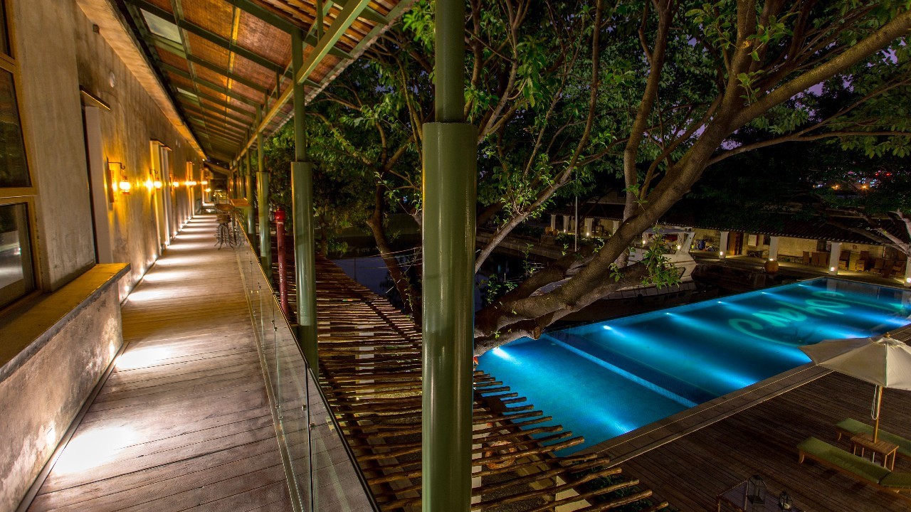 70后文艺大叔跑到这个“会吃福建人”的城市,用花砖、雪茄和伏特加,把废弃的修船厂变成最会撩妹的床