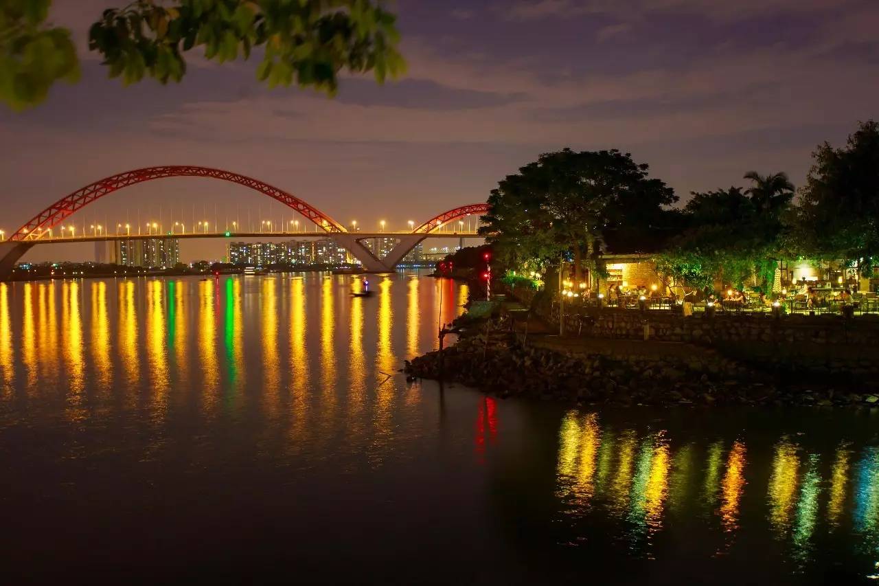 70后文艺大叔跑到这个“会吃福建人”的城市,用花砖、雪茄和伏特加,把废弃的修船厂变成最会撩妹的床