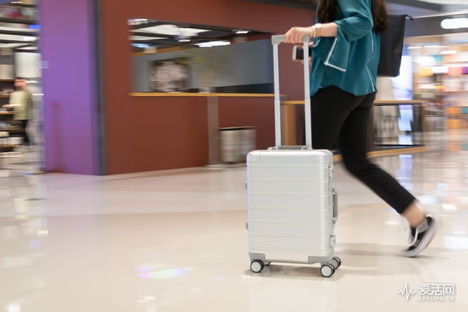 我拖着小米90分旅行箱上街的时候有人问我：这个是薛之谦同款吗？