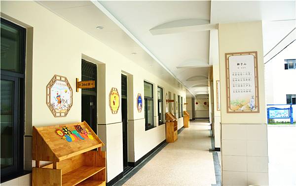 这所小学不仅拥有无敌湖景,还有一个滨江历史博物馆