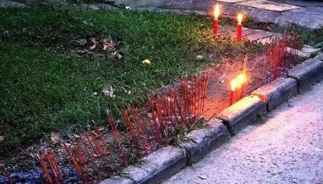 宁波人门口烧纸,宁波本地人喜欢在门口烧纸