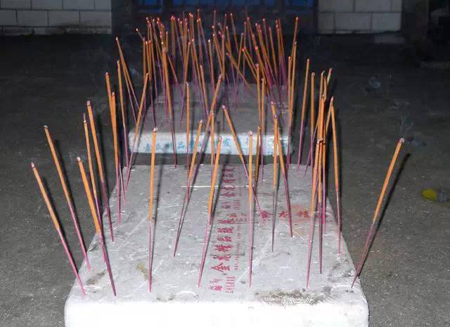 宁波人门口烧纸,宁波本地人喜欢在门口烧纸