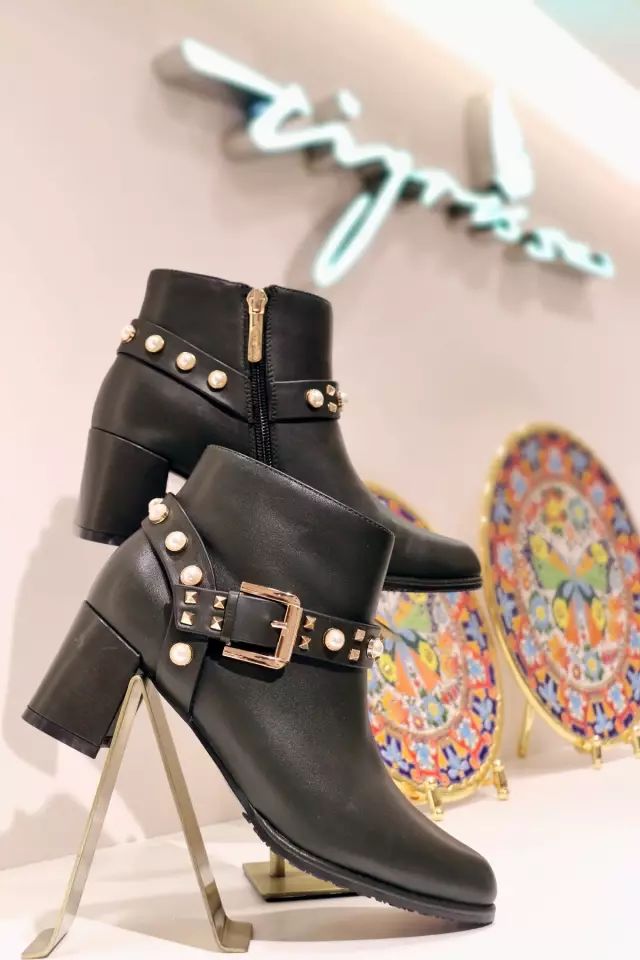 花一件钱买三件衣服,花一件的钱拿两件