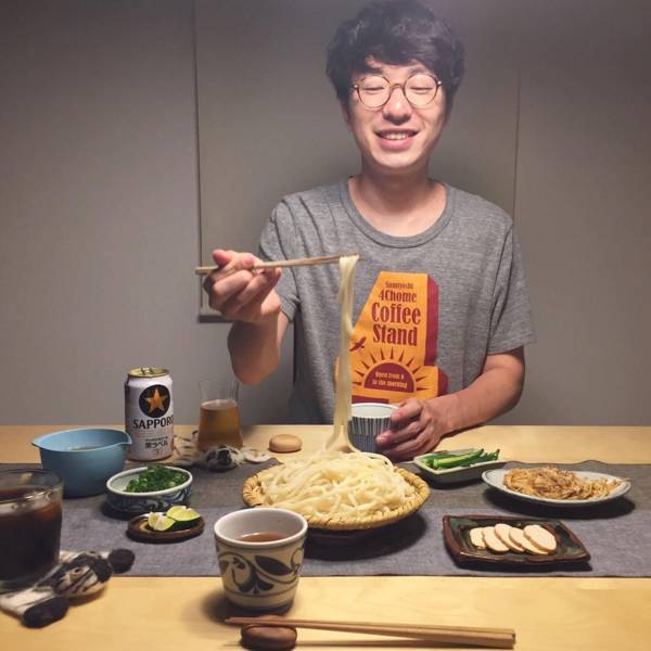 又双叒叕有一对日本小夫妻来花式撒狗粮了！只有吃到恋人用心做出的料理时才会笑得这么甜吧！