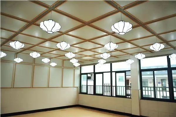 这所小学不仅拥有无敌湖景,还有一个滨江历史博物馆