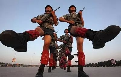 没经历过磨难不足以谈人生,没经历过军训的人