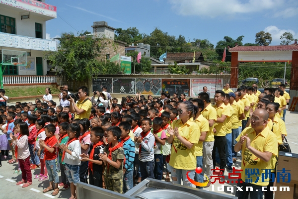 广东南国鼎峰集团到册亨捐助岜凡小学10万元物品现金爱心获称赞