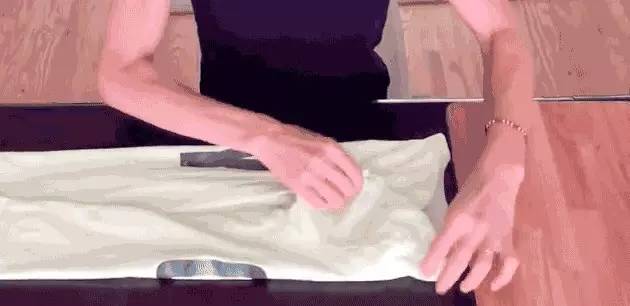 衣服怎么叠放在柜子里整齐,怎么叠衣服又快又整齐