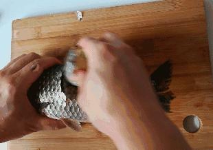 千万不要用菜刀刮鱼鳞了！用这招30秒快速去除，不伤手，赶紧学起来！